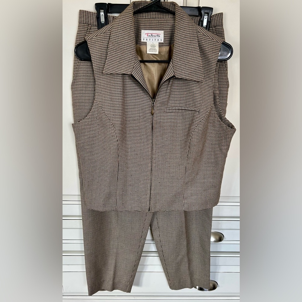 Talbots vintage petite brown houndstooth polyester/rayon zip-up vest pantsuit.